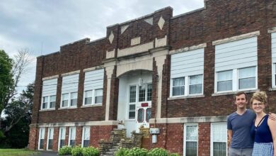 Photo of Son de Nueva York, compraron una escuela de 110 años y la transformaron en un “castillo medieval”