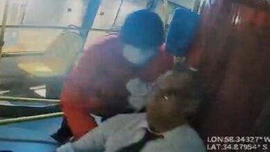 Photo of Un hombre se subió al colectivo y mató al chofer a puñaladas en Glew: el video del ataque