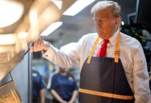 Photo of El insólito acto de campaña de Donald Trump: se sumó a trabajar en la cocina de una reconocida casa de hamburguesas