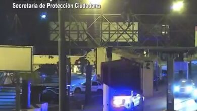 Photo of Un joven se quiso arrojar desde un puente, pero con una temeraria acción, la policía y Defensa Civil lograron salvarlo