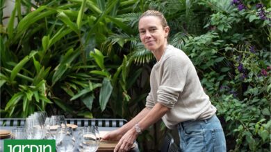 Photo of Una cocinera transforma su terraza citadina en un espacio de cocina y relax, entre plantas tropicales e insectos