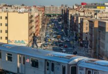 Photo of Qué es el ‘subway surfing’ y por qué ha causado muertes en Nueva York: las autoridades están en alerta