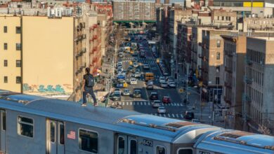 Photo of Qué es el ‘subway surfing’ y por qué ha causado muertes en Nueva York: las autoridades están en alerta