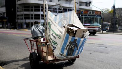 Photo of Del esfuerzo personal al empleo en blanco: cómo se sale de la pobreza según los sectores socioeconómicos altos y bajos