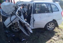 Photo of Un auto chocó con una camioneta y se estrelló contra un árbol en Autopista Dellepiane y General Paz: hay cinco heridos