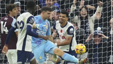 Photo of Tottenham frenó a Aston Villa: la atajada de Emiliano Dibu Martínez y la alarma por Cristian Cuti Romero, que pidió el cambio