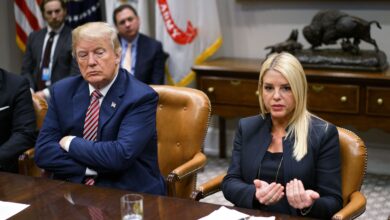 Photo of Es de Florida, defendió a Trump y criticó a Ron DeSantis: quién es Pam Bondi la nueva candidata a fiscal general