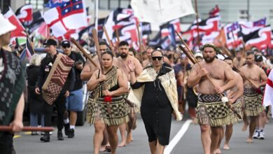 Photo of Una masiva marcha en defensa de los privilegios maoríes contra un proyecto libertario inunda la capital de Nueva Zelanda