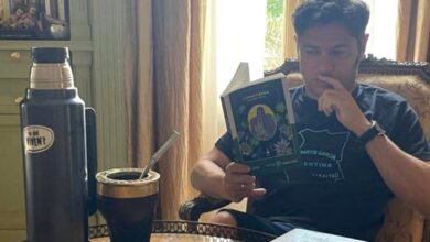 Photo of Kicillof se mostró leyendo “Cometierra”, el libro del plan de lectura bonaerense que Villarruel tildó de “degradante e inmoral”