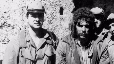 Photo of “Estados Unidos lo quería vivo”. El agente de la CIA que participó en la captura del Che Guevara y posó a su lado en la última foto del guerrillero vivo