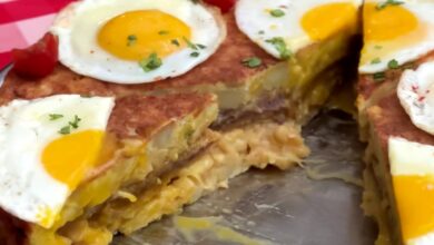 Photo of En un bodegón famoso. Cómo se hace la tortilla más argentina: rellena con milanesa, coronada con cuatro huevos