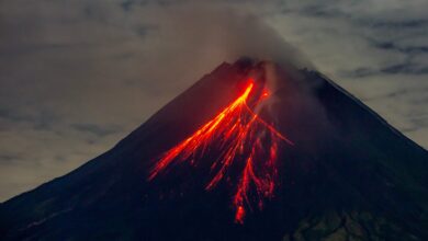 Photo of Al menos diez muertos y casas arrasadas tras la erupción de un poderoso volcán en Indonesia