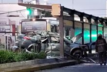 Photo of Brutal impacto. Un auto, que venía alta velocidad, perdió el control y chocó contra una parada del Metrobus en Juan B. Justo