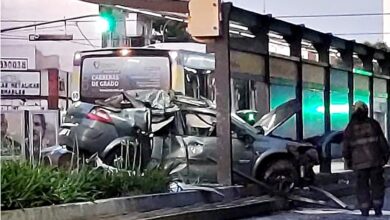 Photo of Brutal impacto. Un auto, que venía alta velocidad, perdió el control y chocó contra una parada del Metrobus en Juan B. Justo