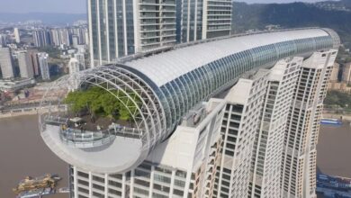 Photo of Así es la “ciudad más loca del planeta” con trenes que cruzan edificios y ascensores con peaje