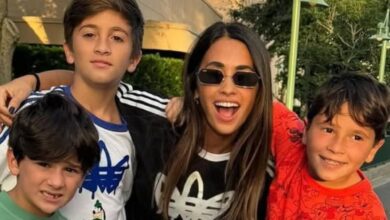 Photo of Antonela Roccuzzo compartió una foto navideña de sus hijos y un detalle del vestuario se robó toda la atención