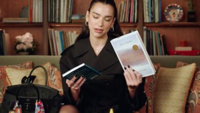 Photo of Dua Lipa lleva en su cartera dos novelas de autores argentinos que recomienda