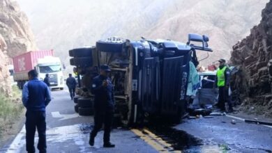 Photo of Un camión perdió el control en la ruta 7, volcó y aplastó a un auto: hay un muerto y cinco heridos graves