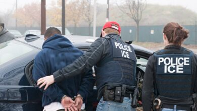 Photo of Qué hacer si los agentes del ICE tocan a tu puerta: un experto en leyes migratorias responde