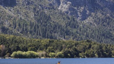 Photo of Puerto Patriada: un lago azul y una playa calma rodeada de bosques y picos nevados