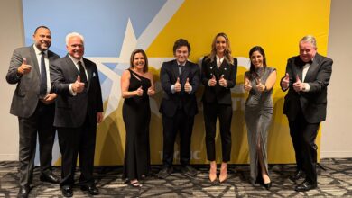 Photo of Javier Milei participó en la cena de la CPAC Argentina junto con Lara Trump y le entregó un reconocimiento