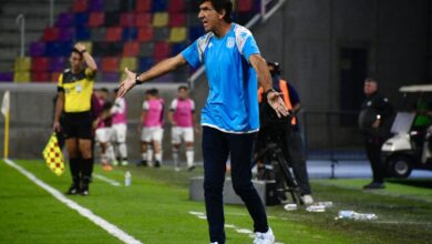 Photo of Video: Gustavo Costas, caliente, tiró la campera después de un gol en contra de Racing