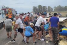 Photo of Pergamino: un camión volcó, murió el chofer y un grupo de personas saqueó la mercadería que trasladaba