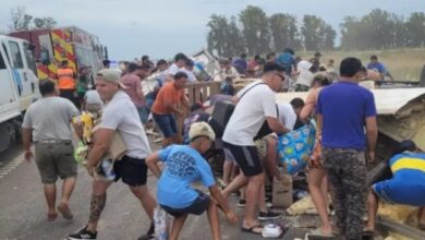 Photo of Pergamino: un camión volcó, murió el chofer y un grupo de personas saqueó la mercadería que trasladaba