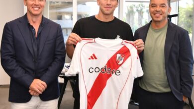 Photo of Junto a Brito y Gallardo, Gonzalo Tapia firmó contrato en River