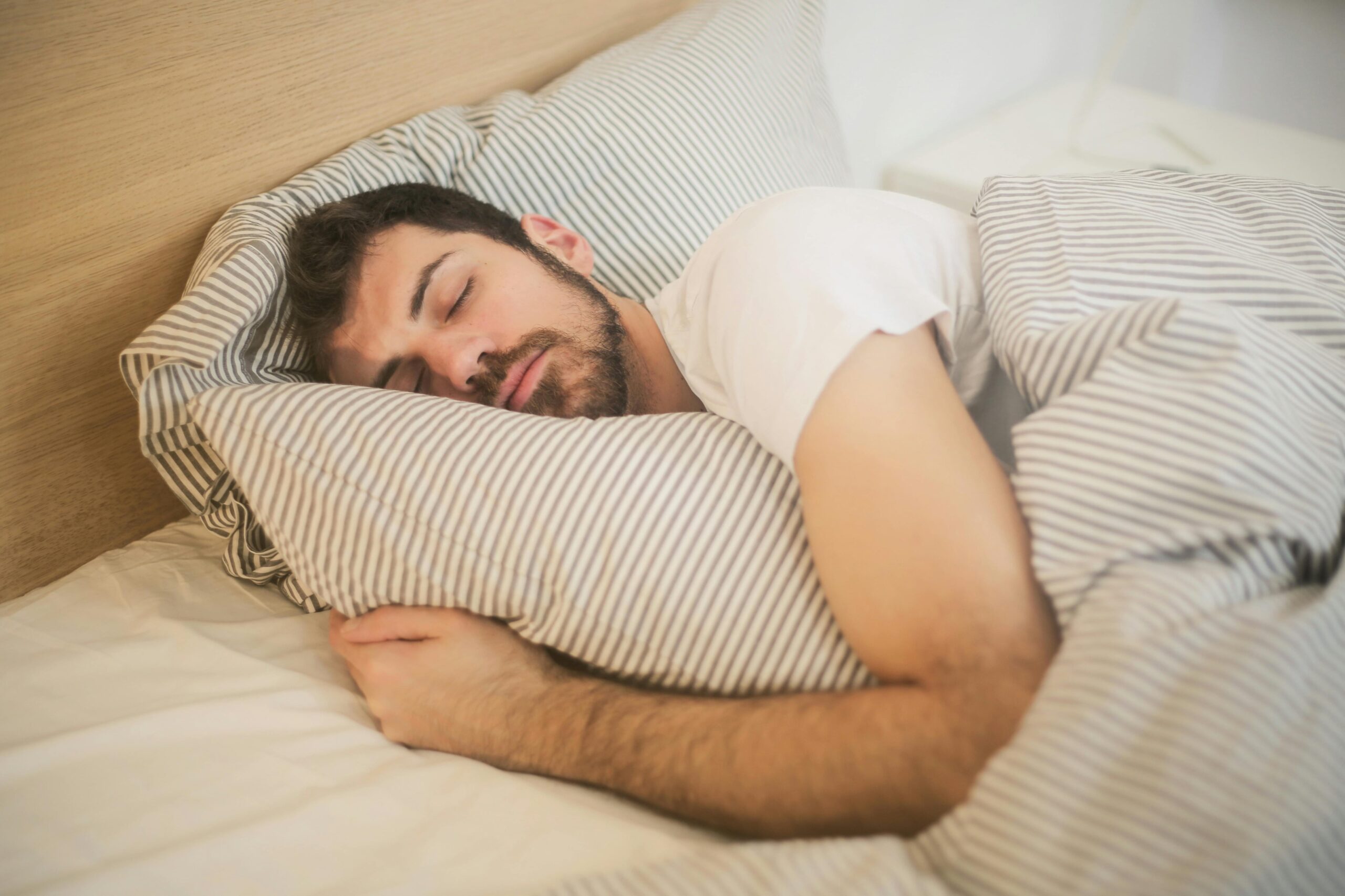 Photo of Qué significa abrazar una almohada al dormir, según la psicología