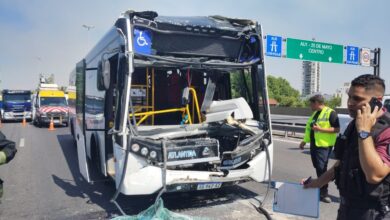 Photo of Congestión en la autopista Perito Moreno tras un choque entre un camión y un colectivo: al menos 12 heridos