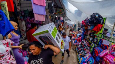 Photo of La increíble “ciudad feria” que vive de aprovisionar de productos de contrabando a la Argentina