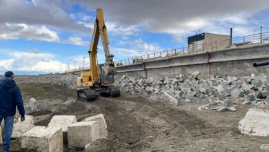 Photo of El Municipio realiza trabajos de saneamiento en el sector afectado de la antigua defensa costera