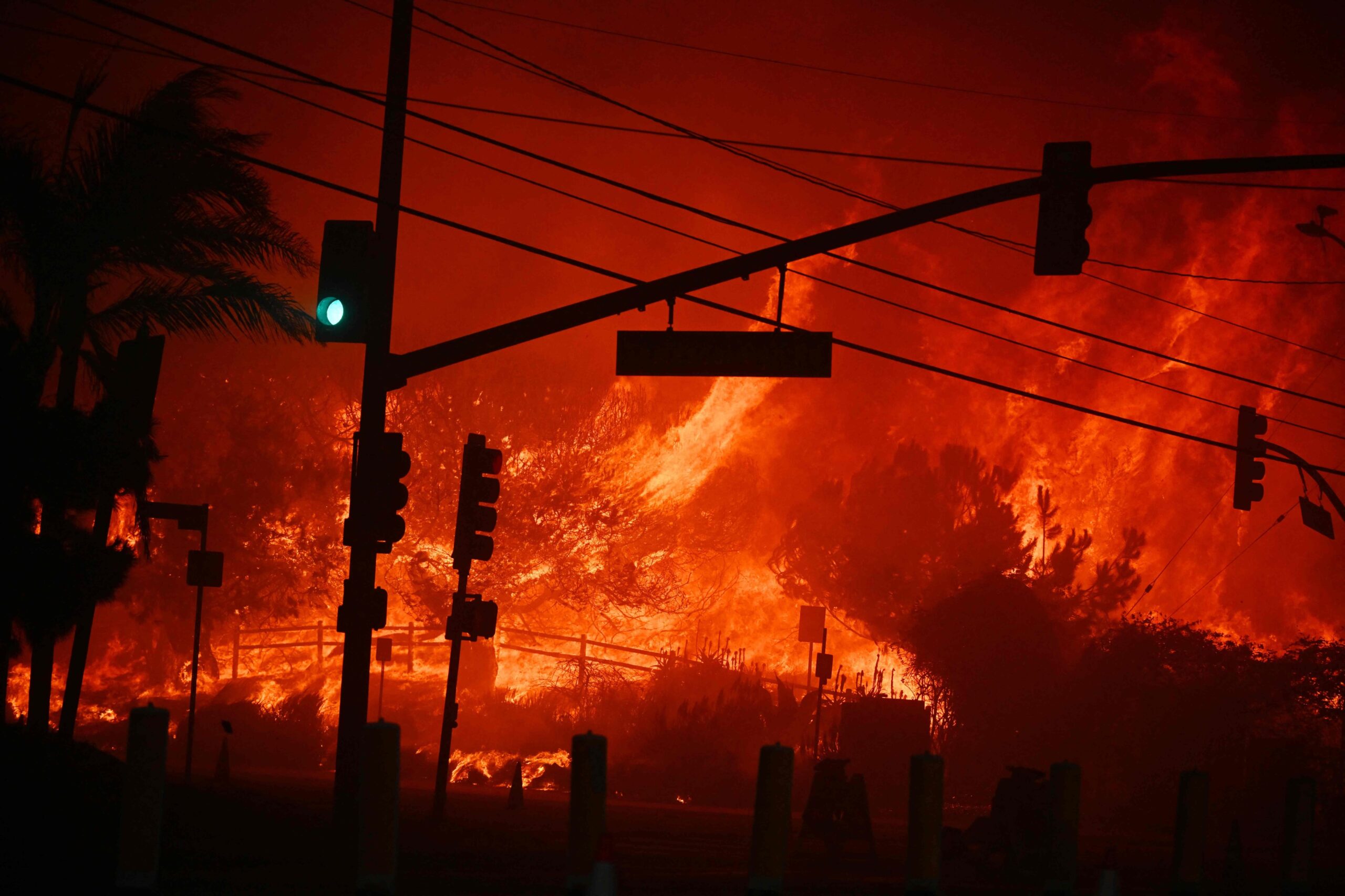 Photo of Feroz incendio en California: evacuaron a 30 mil personas, mientras las llamas alcanzaron más de 1000 hectáreas