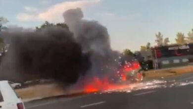 Photo of Imágenes impactantes: un auto explotó en la Autopista Panamericana luego de incendiarse