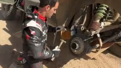 Photo of Se le rompió el auto y lo arregló a los martillazos en el Rally Dakar 2025