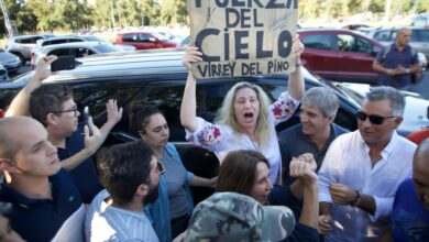 Photo of Pese a la crisis cripto, Karina Milei se rodeó de militantes junto a Luis Caputo, los Menem y sus padres