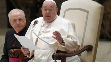 Photo of El Vaticano anunció que el Papa padece una neumonía bilateral y que su cuadro clínico sigue siendo “complejo”