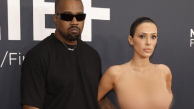 Photo of Quién es Bianca Censori, la mujer de Kanye West que se mostró al desnudo en la alfombra roja de los Grammy