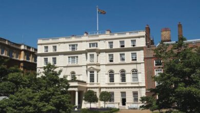 Photo of Clarence House: cómo es por dentro la residencia de la corona británica donde viven Carlos y Camila y su fabuloso jardín