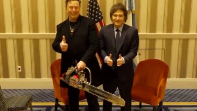 Photo of Javier Milei se vio con Elon Musk, le regaló una motosierra y Santiago Caputo se suma a la comitiva