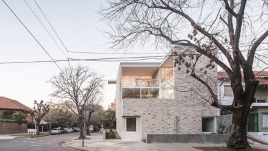 Photo of La casa disruptiva de dos arquitectos en una esquina de Buenos Aires que todos se paran a mirar