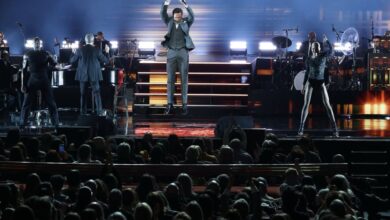 Photo of Es uno de los actores más conocidos de Hollywood, pero la rompe en el escenario con su show como cantante