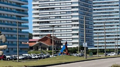 Photo of Punta del Este: sus dueños cuentan la historia de esta casa que quedó atrapada entre edificios como en la película “Up”