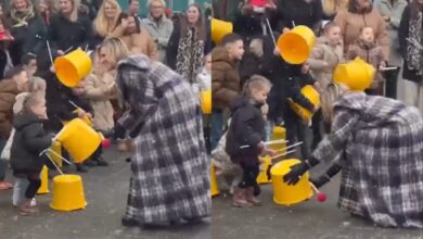 Photo of Máxima Zorreguieta rompió todos los protocolos y bailó bajo la nieve con un grupo de niños