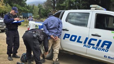 Photo of Disturbios frente a la comisaría: tres detenidos por los incendios que causaron estragos en la zona de El Bolsón