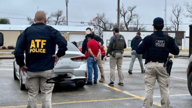 Photo of ICE llega a un restaurante latino en Kansas City y se lleva a 12 empleados: “Los acorralaron”