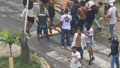 Photo of Imágenes sensibles: batalla campal entre barras en la previa del clásico de Pernambuco