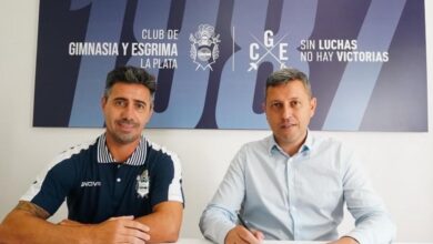 Photo of Diego Flores: de vender empanadas a oficiar como traductor de Bielsa y ahora nuevo técnico de Gimnasia