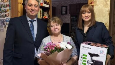 Photo of Por el Día de la Mujer, el partido de Putin les regaló picadoras de carne a madres de los soldados muertos en Ucrania